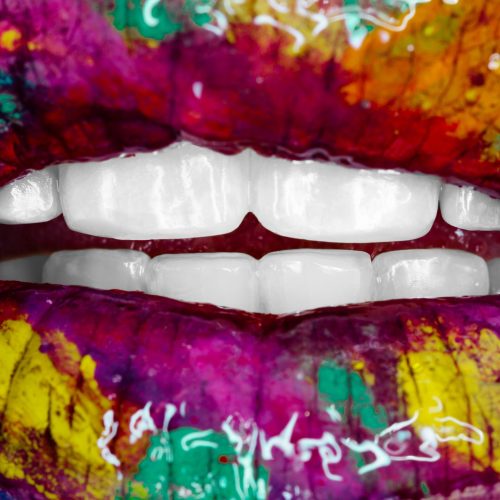 Labios de mujer de colores sonrisa perfecta